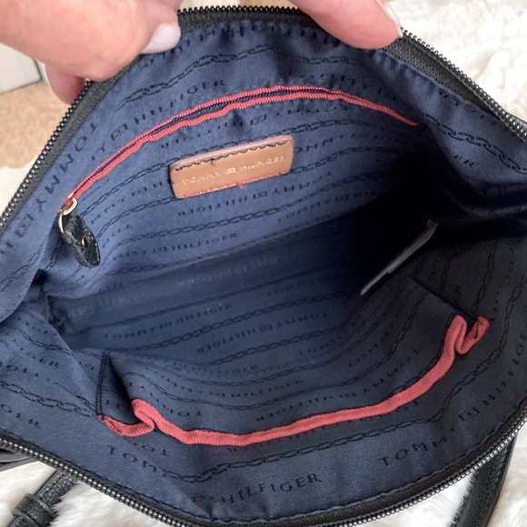 Tommy Hilfiger crossbody. - Picture 10 of 14